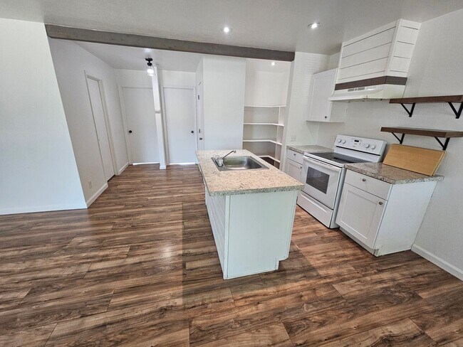 Building Photo - 2 Bedroom 1 Bath Apartment for Rent in Cor...