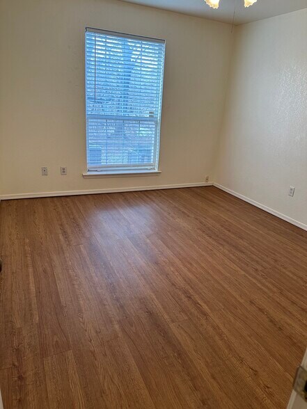 Building Photo - 11525 N Meridian Ave