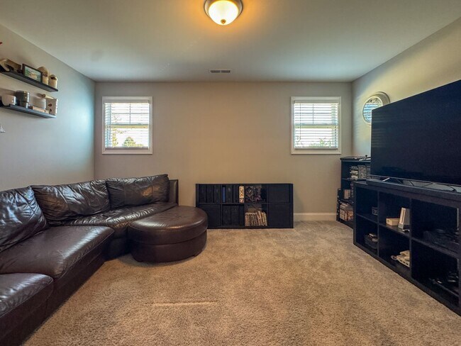 Building Photo - Spacious 4 Bed 3 Bed Home in Pine Forest School District
