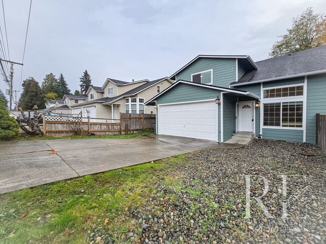 Building Photo - Military Discount: Spacious Bremerton Townhome with Garage & Fenced Yard