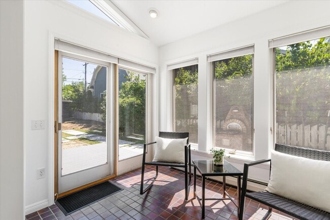 Building Photo - Open Concept Historic Home in Downtown Boz...