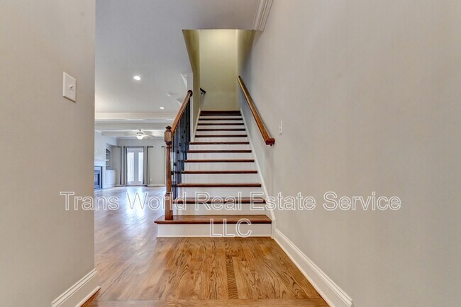 Building Photo - 4648 Pine St