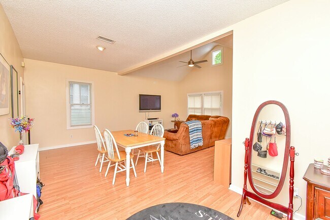 Building Photo - 7 Dupont Ln