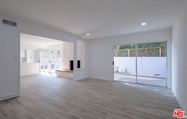 Building Photo - 823 S Detroit St