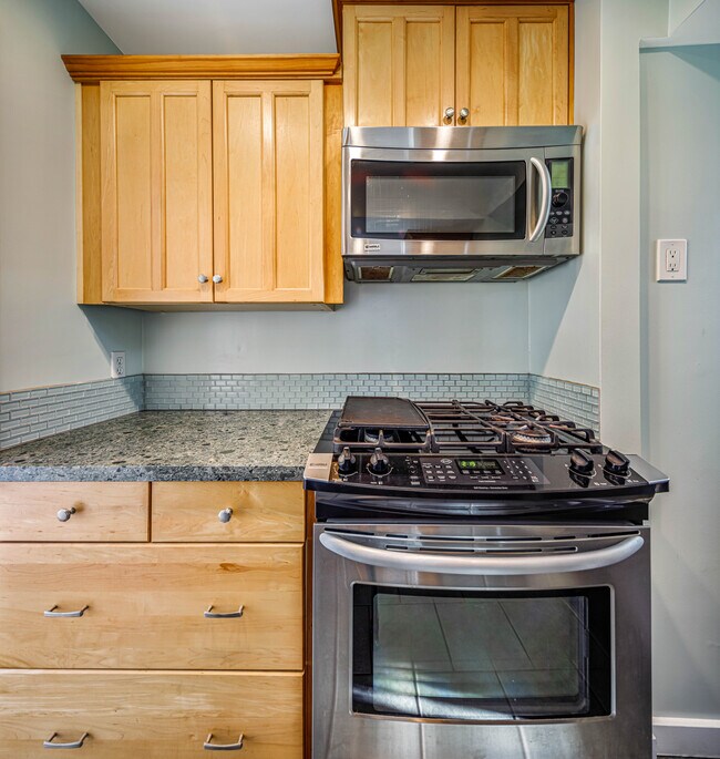 Building Photo - 240 Ashland Ave