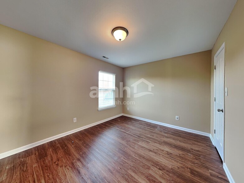 Building Photo - 2524 Ingleside Dr