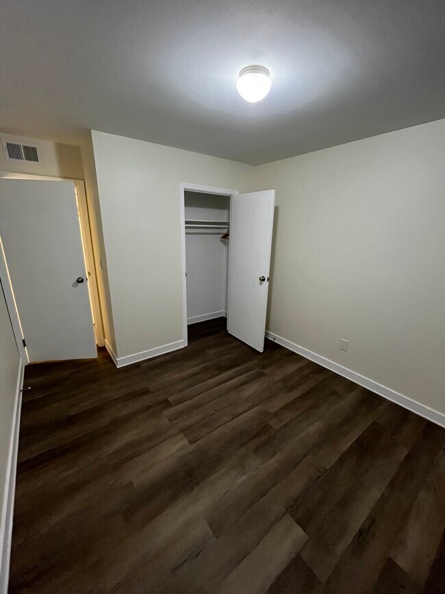Building Photo - 609 NW Fieldcrest Dr