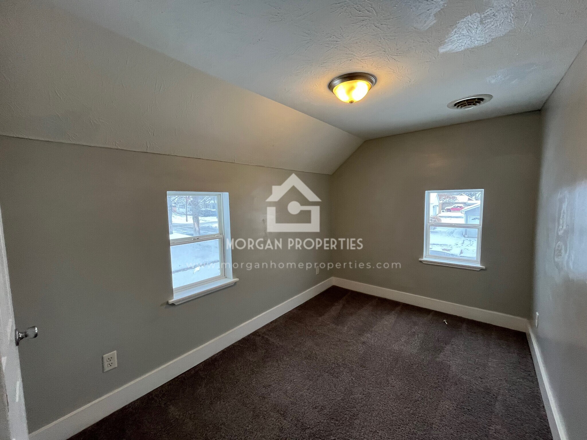 Building Photo - 832 E 7th St