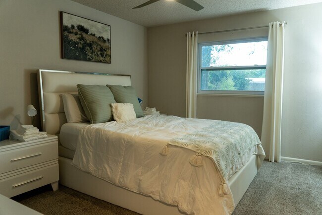 Building Photo - Furnished 3/2 with Garage on Beautiful Lot...