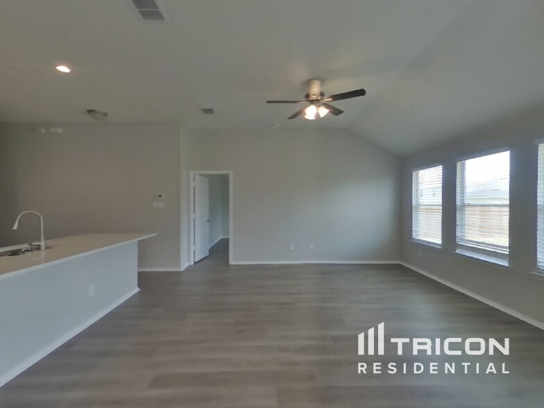 Building Photo - 2125 Bluebell Dr