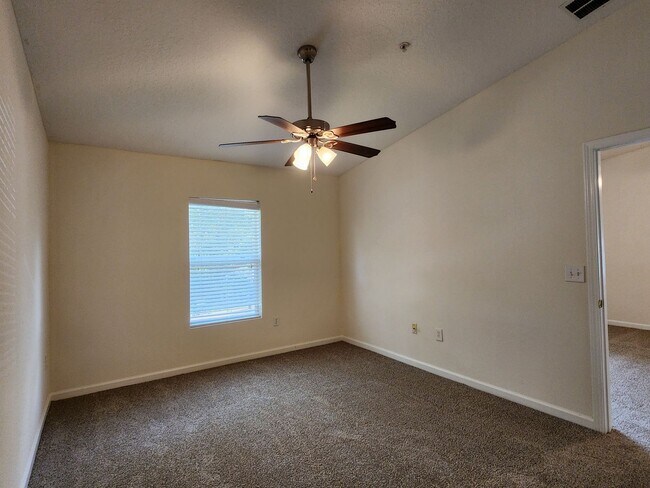 Building Photo - West Side - 3/2 Upstairs Manotak Oaks Condo