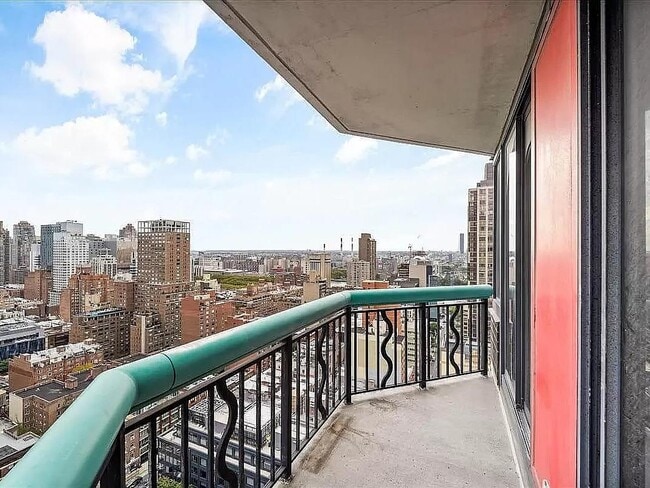 Building Photo - 303 E 60th St