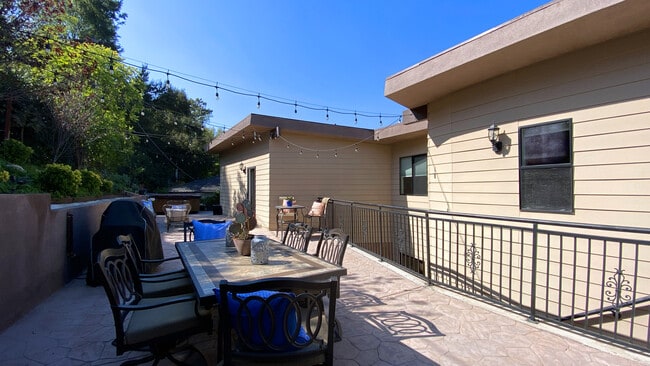 Building Photo - 1614 Pleasant Way