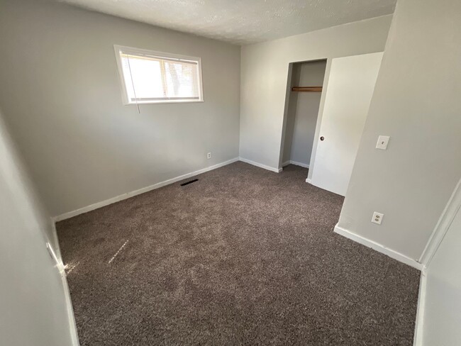 Building Photo - Newly carpeted 3 bedroom 1 bathroom single...