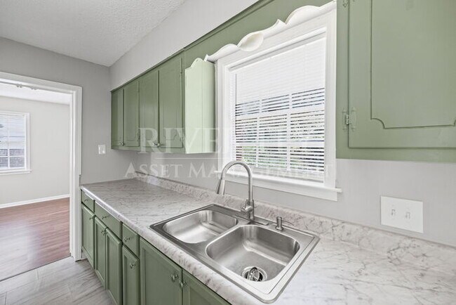 Building Photo - Renovated Gem! This 4-bed, 1.5-bath home!!...