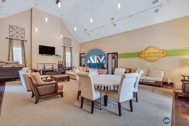 Building Photo - Second Floor Two Bedroom Summer House Cond...