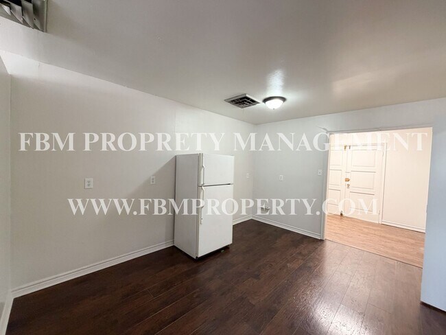 Building Photo - 2200 Country Club Rd