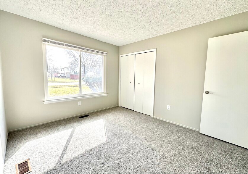 Building Photo - 537 Randall Dr