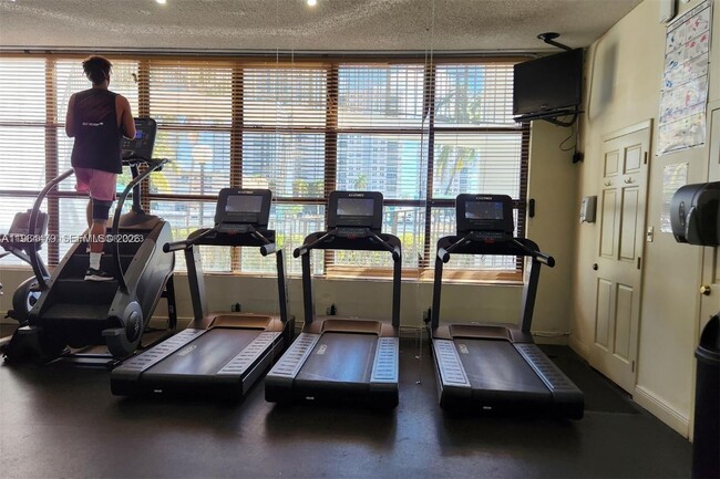 Building Photo - 1000 Parkview Dr