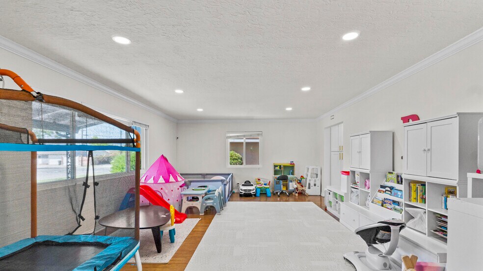 Building Photo - 1511 E Orange Grove Ave