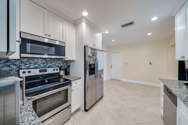 Building Photo - 9603 NW 67th Ct