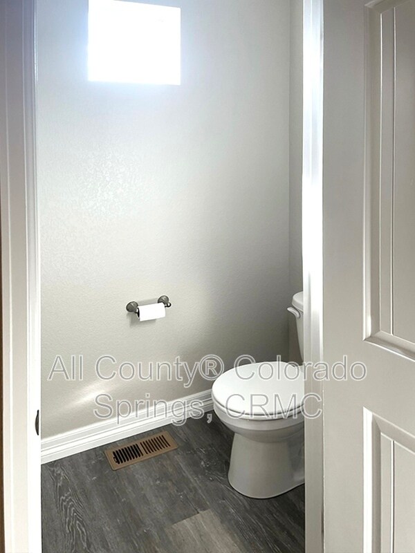 Building Photo - 610 Thimbleberry Point