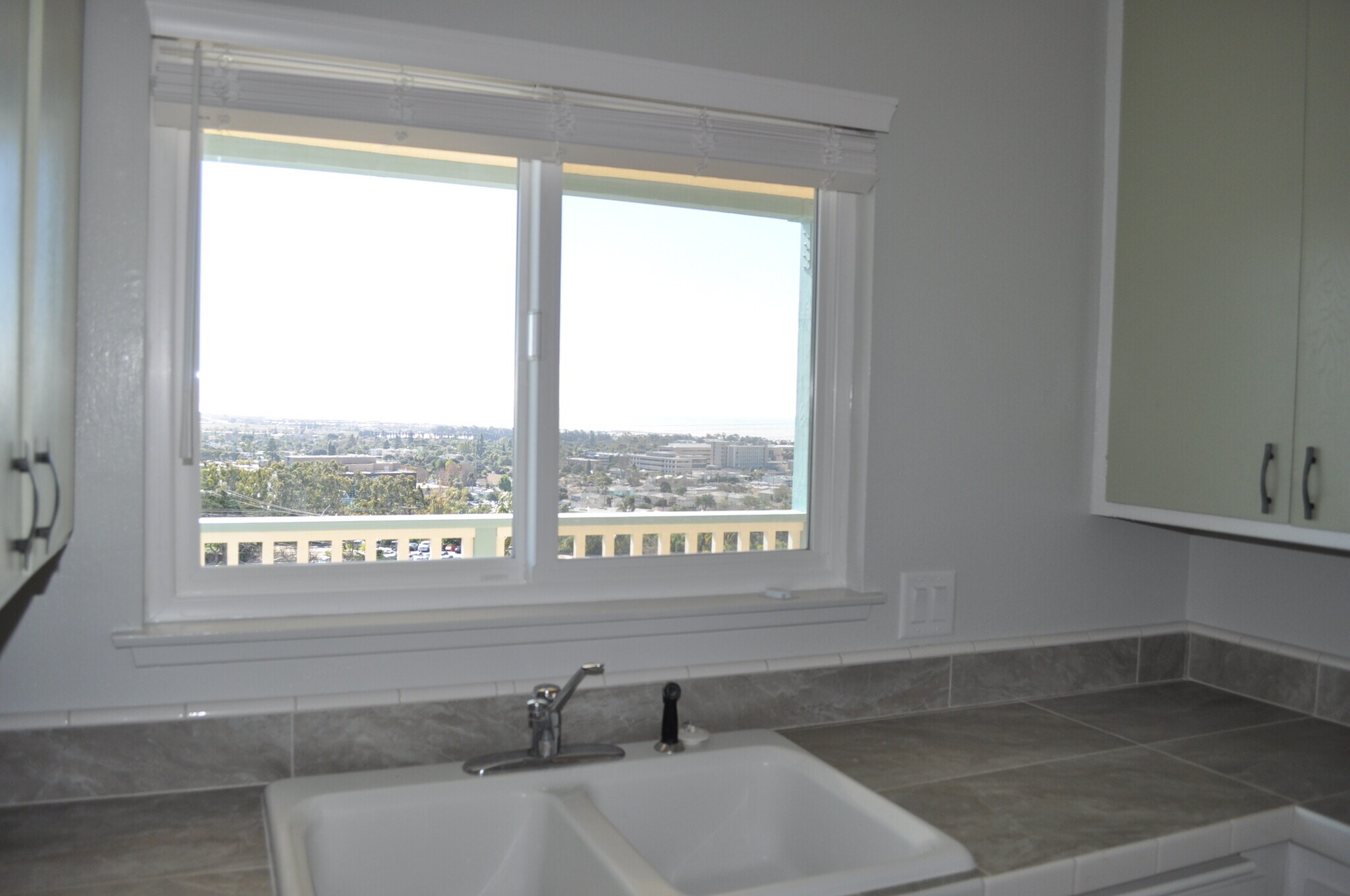Building Photo - 3305 Hilltop Dr