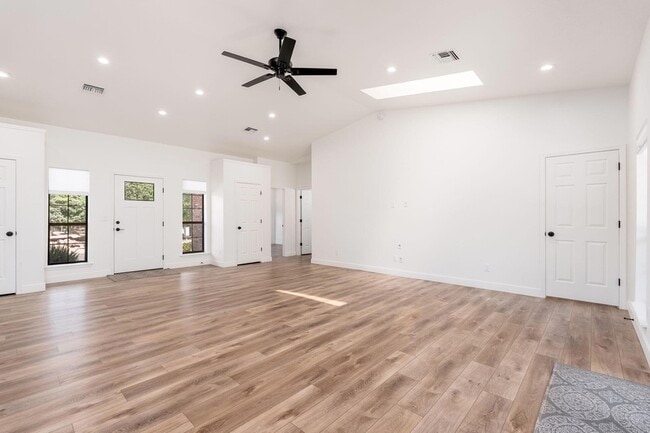 Building Photo - 908 S Manzanita Dr