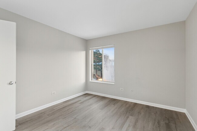 Building Photo - 6185 Pinewood Ct