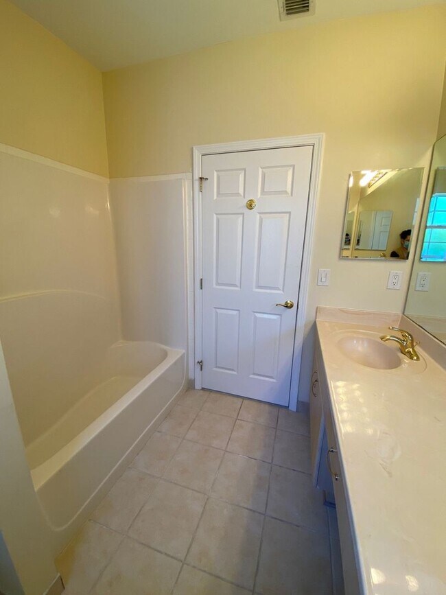 Building Photo - Expansive Home in the Desirable "The Hammo...