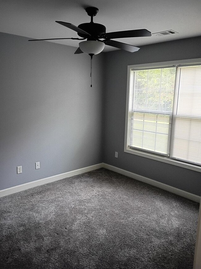 Building Photo - Beautiful Three Bedroom, Two Bathroom Sing...