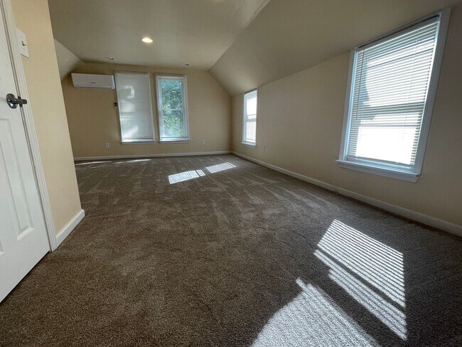 Building Photo - Updated 3bed / 3bath farmhouse.  Nice Loca...