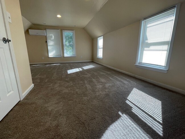 Building Photo - Updated 3bed / 3bath farmhouse.  Nice Location.