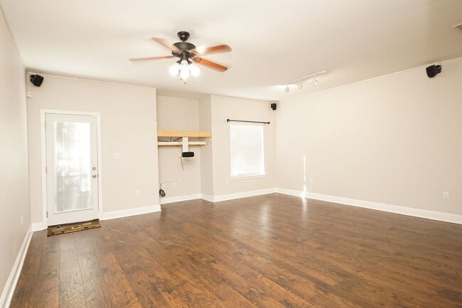 Building Photo - Central Niceville Location