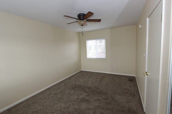Building Photo - Beautiful 1 bedroom 1 bathroom upstairs ap...