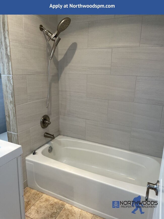 Building Photo - Newly Renovated 2 Bedroom 1 Bath Home Central Point