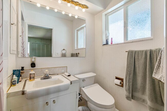 Building Photo - Charming 3-bdrm/2-bath Mid-Century ranch—A...