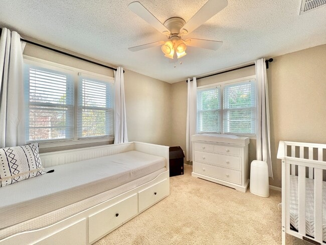 Building Photo - Condo with Convenient Location!