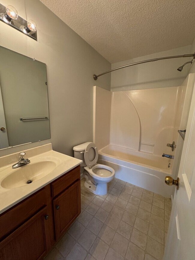 Building Photo - Spacious Home with Three Private Suites