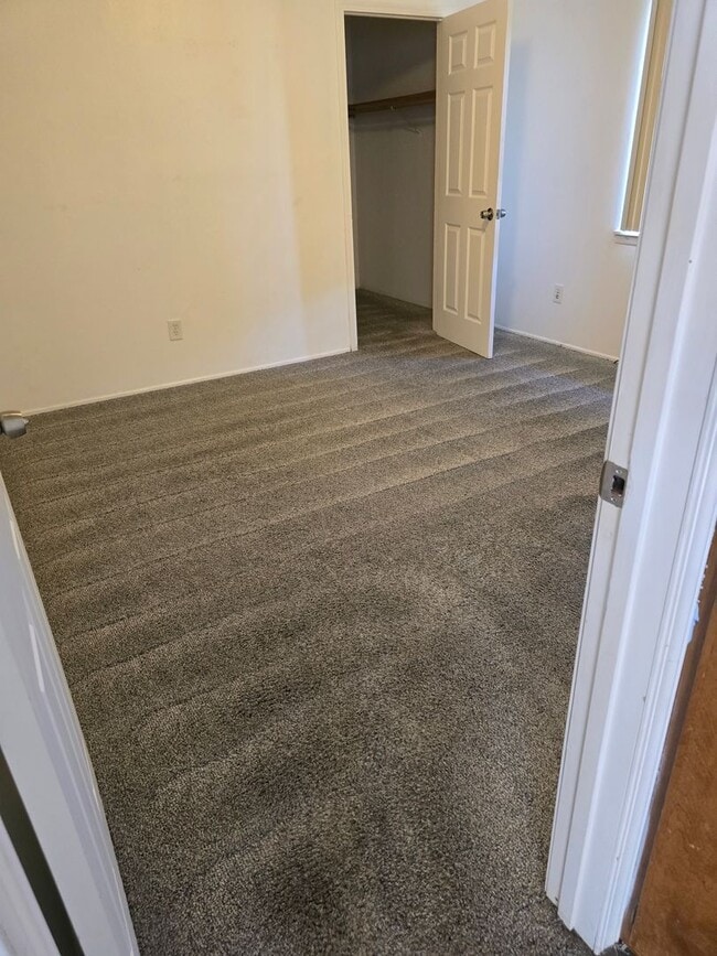 Building Photo - 3 bedroom 1 bath home for Rent in Grants Pass