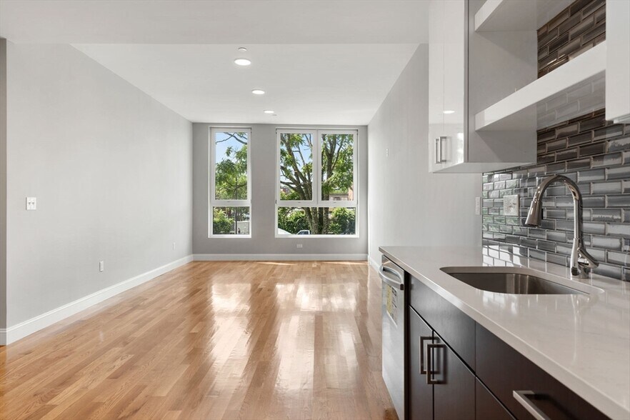 Building Photo - 10 Taber St