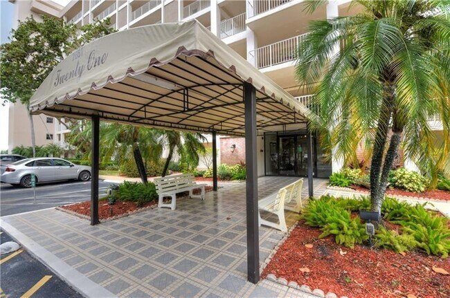 Building Photo - 2661 S Course Dr