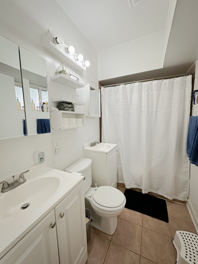 Building Photo - 5335 N California Ave