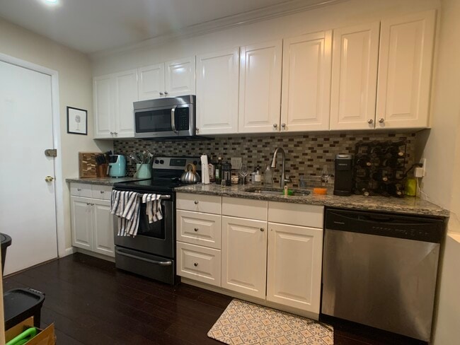 Building Photo - 804 Centre St