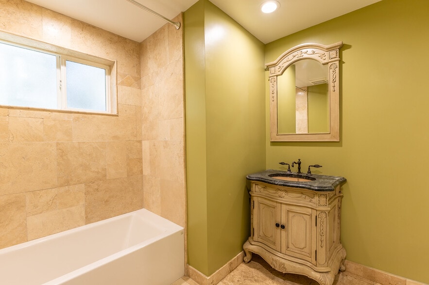 Upstairs FULL Bath - 8424 Grenoble St