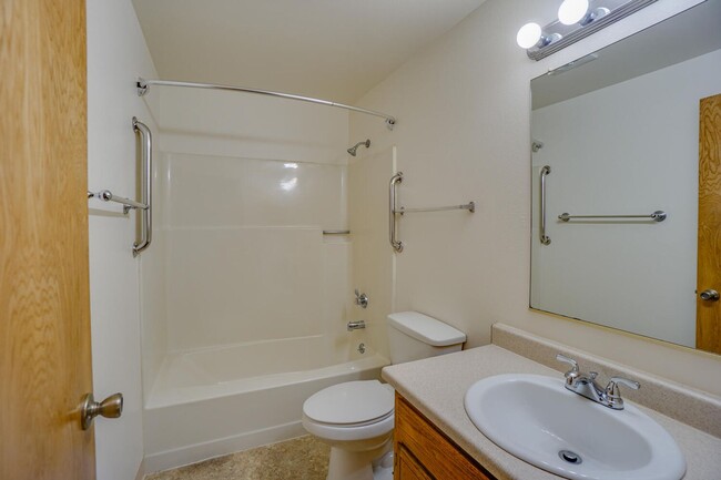 Building Photo - December Rent Free! Fanno Creek Condo - Lo...