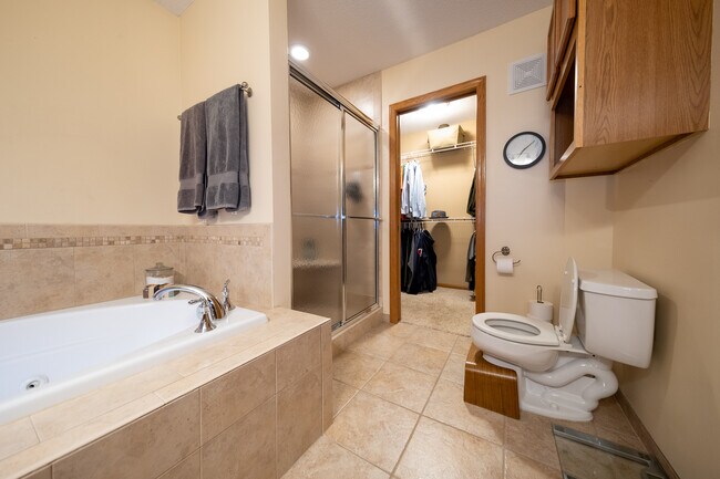 Building Photo - 15863 Kendale Dr