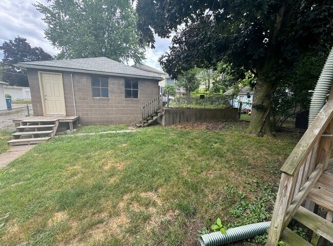 Building Photo - Large Augustana Rental Home