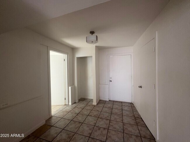 Building Photo - 2642 E Kings Ave