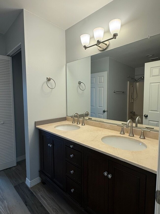 Building Photo - Townhome in Aston, PA